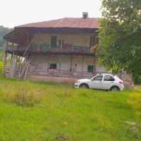 فروش-زمین-مسکونی-همراه-با-یک-خانه-تلاری-چوبی