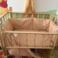 تخت نوزاد کنار مادر گهواره