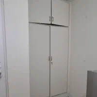 در کمد دیواری چوبی آماده