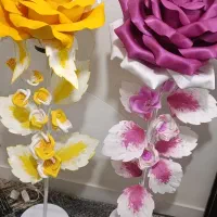 گل رز فومی کنار سالنی