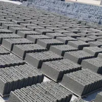 نیروی ساده در کارگاه بلوک زنی