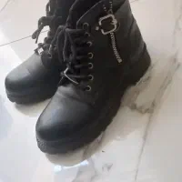 یک جفت بوت سایز ۳۷