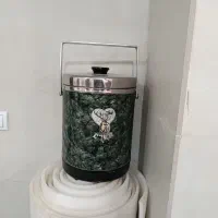 فلاسک داخل شیشە بستنی فروشی