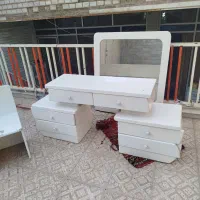 میز و آینه چوبی سفید