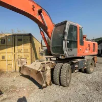 بیل ۲۱۰ لاستیکی هیتاچی