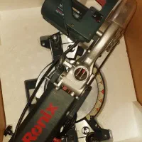 اره فارسی بر رو میزی