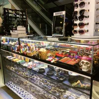 فروش انواع عینک و فندک و پاد