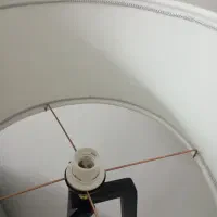 آباژور سفید پایه مشکی بدون استفاده|چراغ خواب و آباژور|مشهد, هفت تیر (نه دره)|دیوار