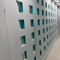 پارتیشن ۸ متری آیینه کاری با دو درب نصب شده روی آن