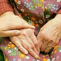 پرستار  خانم برای سالمند خانم بین ۳۰ تا ۳۵