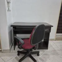 میز تحریر و کامپیوتر به همراه صندلی