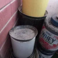 تعدادی گلدان و پایه گل