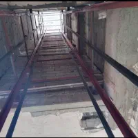 همکار برای کار آسانسور