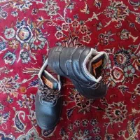 لباس کار و پوتین پارچ آب و