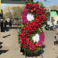 تاج گل دسته گل طبیعی ترحیمی پایه فلزی چوبی مراسم|گل و گیاه طبیعی|تهران, جنتآباد مرکزی|دیوار