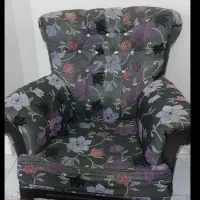 مبل ۹ نفره همراه جلومبلی و ۴تا عسلی