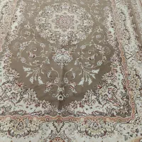 سه عدد فرش و میز تلویزیون