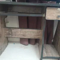 میز تحریر و کامپیوتر