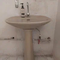 روشویی به همراه شیر آب و سیفون و آیینه