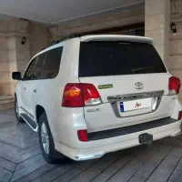 لندکروز  2010