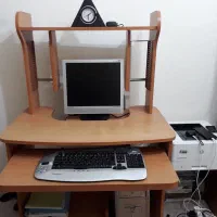 میز تحریر و کامپیوتر