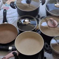 تعدادی قابلمه و ماهیتابه