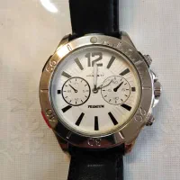 تعدادی ساعت و عینک