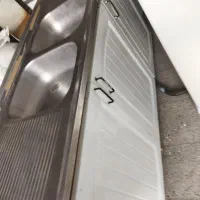 یخچال و یخچال فریزرومقداری کابینت