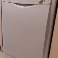 ماشین ظرفشویی ایندوزیت در حال کار تمیز