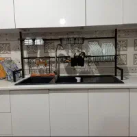 آبچکان پشت پنجره و جا شوینده و جا ادویه تو کار