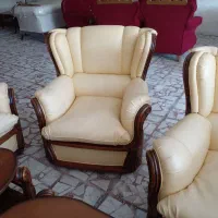 مبل چرم در حد نو با جلو مبل و میز عسلی|مبلمان خانگی و میز عسلی|رشت, شهریاران|دیوار