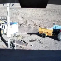 سه هکتارمزرعه باادوات کشاورزی تراکتورگریدرکمپرسور