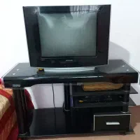 تلویزیون و دستگاه دیجیتال و میز