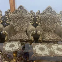یک دست مبل هشت نفره به همراه میز عسلی