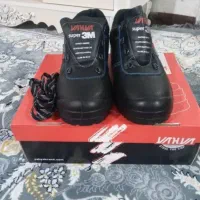 کفش کار دارای سر پنجه فولادی