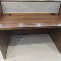 دو عدد میز کار اداری به فروش می‌رسد