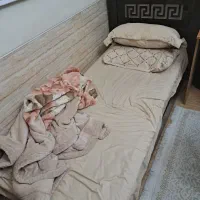 دوتا تخت تک نفره همراه با کمد برای دو تا تخت