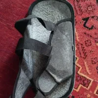 کفش پای راست گچ گرفته