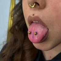 خدمات‌ و آموزش تخصصی پیرسینگ و میکرودرمال