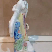 مجسمه دخترچینی قدیمی با گلهای برجسته