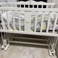 تخت کودک کنار تخت مادر و ننویی