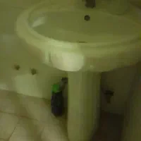 دوعدد روشویی با شیر