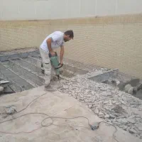 تخریب ساختمان دیوار. سرویس بهداشتی باپیکور