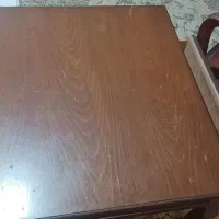 یه عدد میز وسط با یه عسلی
