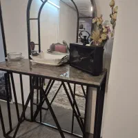 آینه قدی و دلاور کنار سالنی