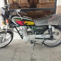 یک دستگاه موتور سیکلت هندا 125