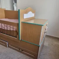 تخت خواب نوزاد دو منظوره و کتابخانه در حد نو