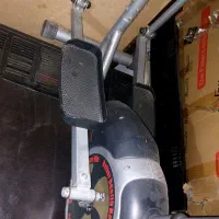 دوچرخه ثابت با صفحه دیجیتال .