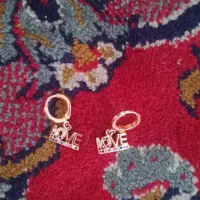 نمیدونم گوشواره هست طلاهست نمیدونم