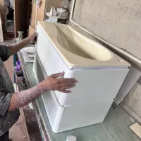 نقاش پی وی سی  و مونتاژ کار کابین روشویی نیمه وقت